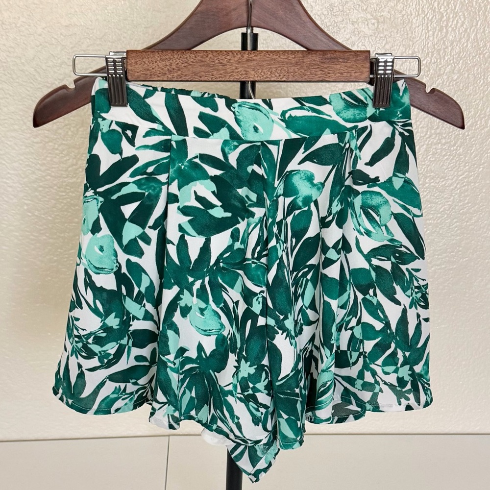 Vestí que Green Leaf Print Shorts